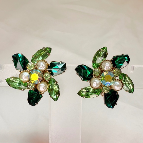 Signed Judy Lee Green Glass w/Uranium Faux Pearl and Green AB Clip Earrings - Picture 3 of 12